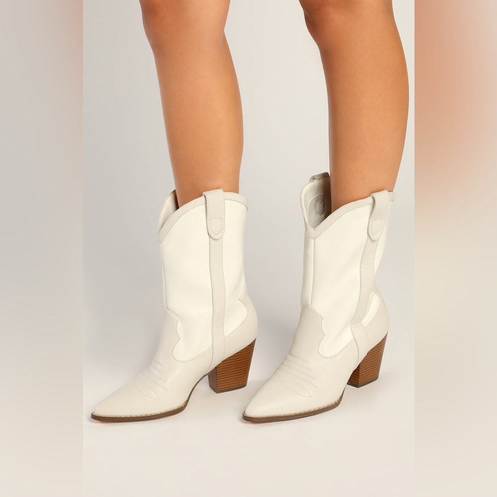 White pointed toe mid calf western boots. Size 6. EUC. Worn 1x.